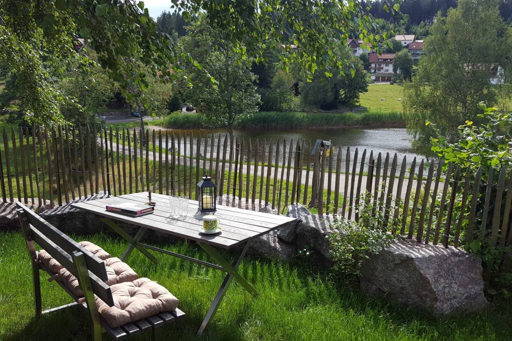 das Gartenstudio bietet auch einen grünen Garten